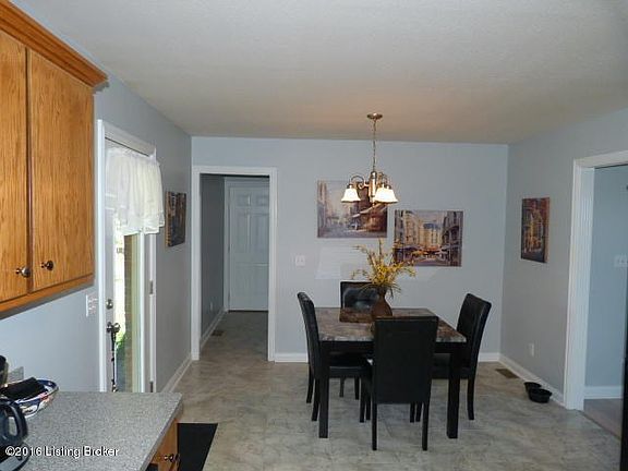 1014 Whispering Oak Dining