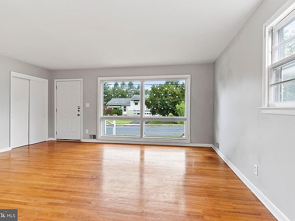 2nd image of 102 E Woodland Dr