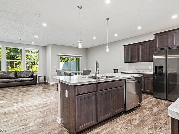 4th image of 840 Woodside Dr