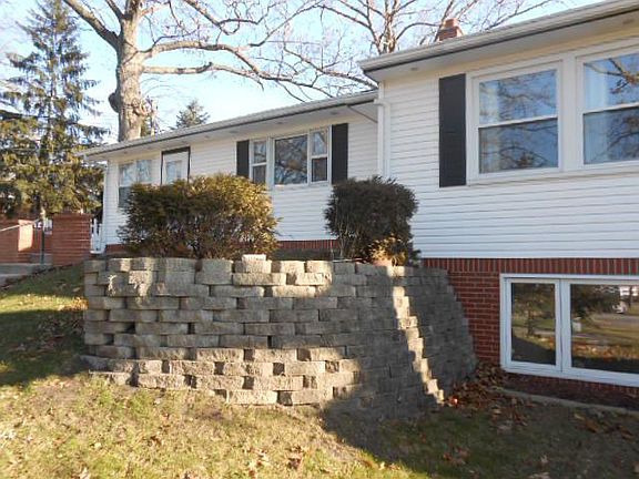 3rd image of 11818 W Dearbourn Ave
