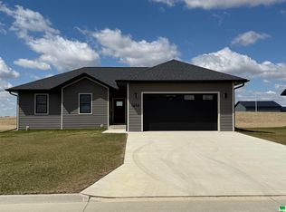 1614 Lincoln Pl SE, Orange City, IA 51041