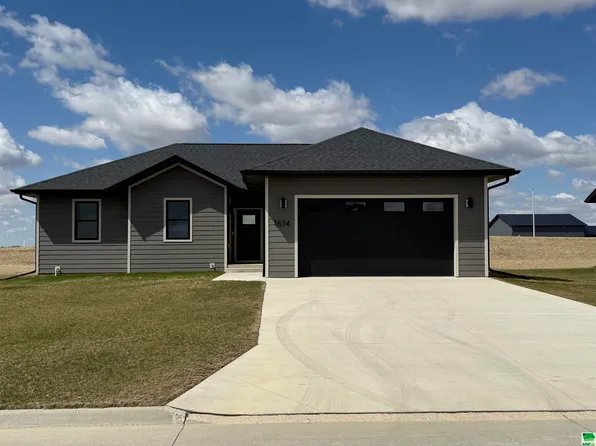 1614 Lincoln Pl SE, Orange City, IA 51041