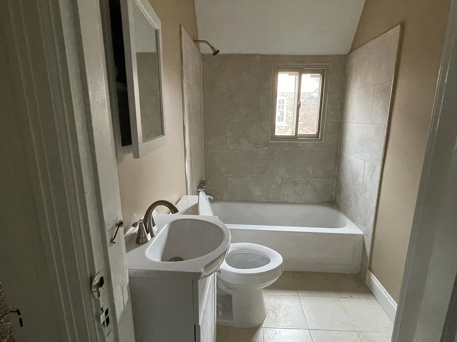 5 bed, 1384 sqft, $1,800 — Photo 4