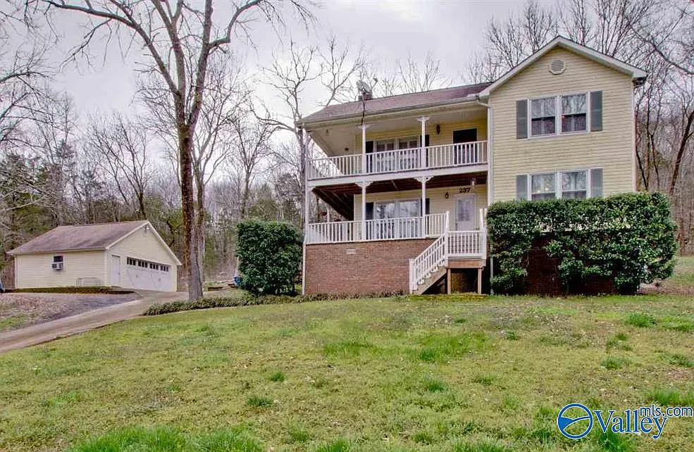 4 bed, 3.0 bath, 1930 sqft, $2,200 — Photo 1