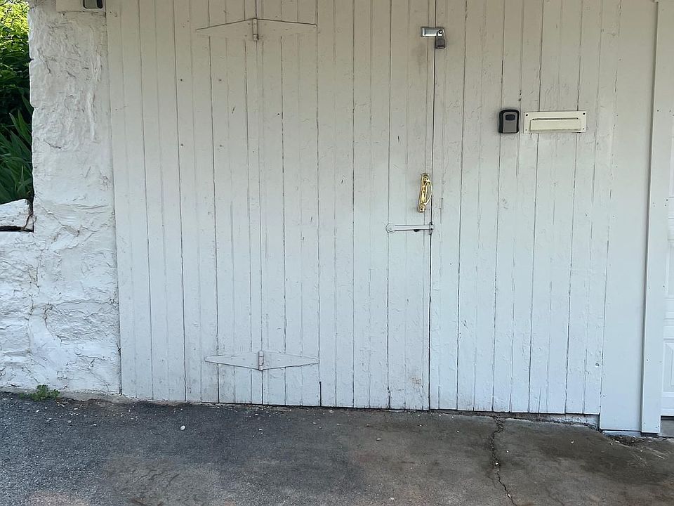2nd image of 718 E Main St