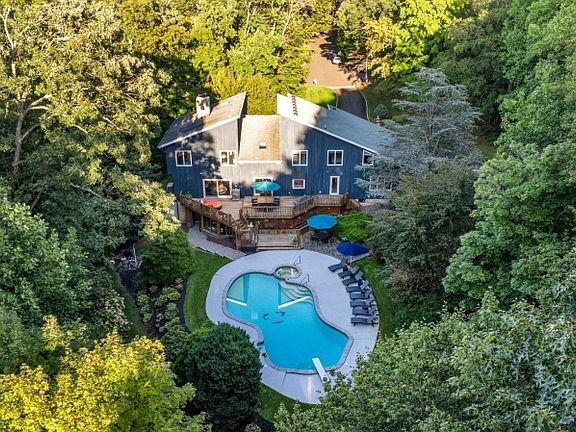 2nd image of 22 Cambridge Dr