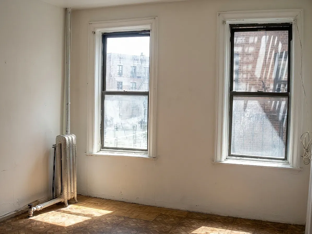 4996 Broadway — Photo 2