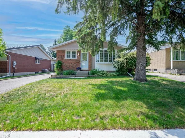 613 Dogwood Ln, Waterloo, ON N2L 4Y2
