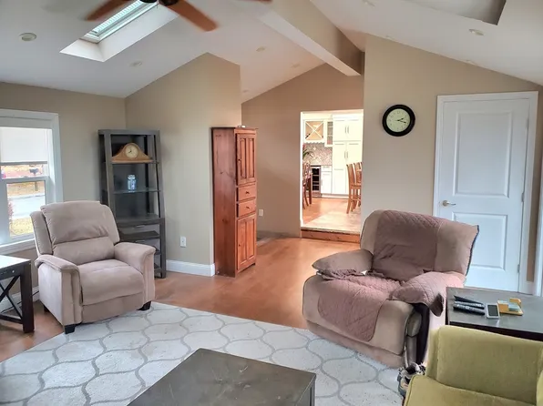 11 Orchard St, Dartmouth, MA 02747
