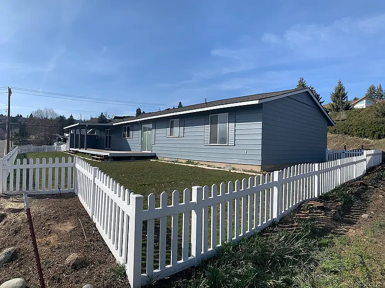 504 Ash St N — Photo 16