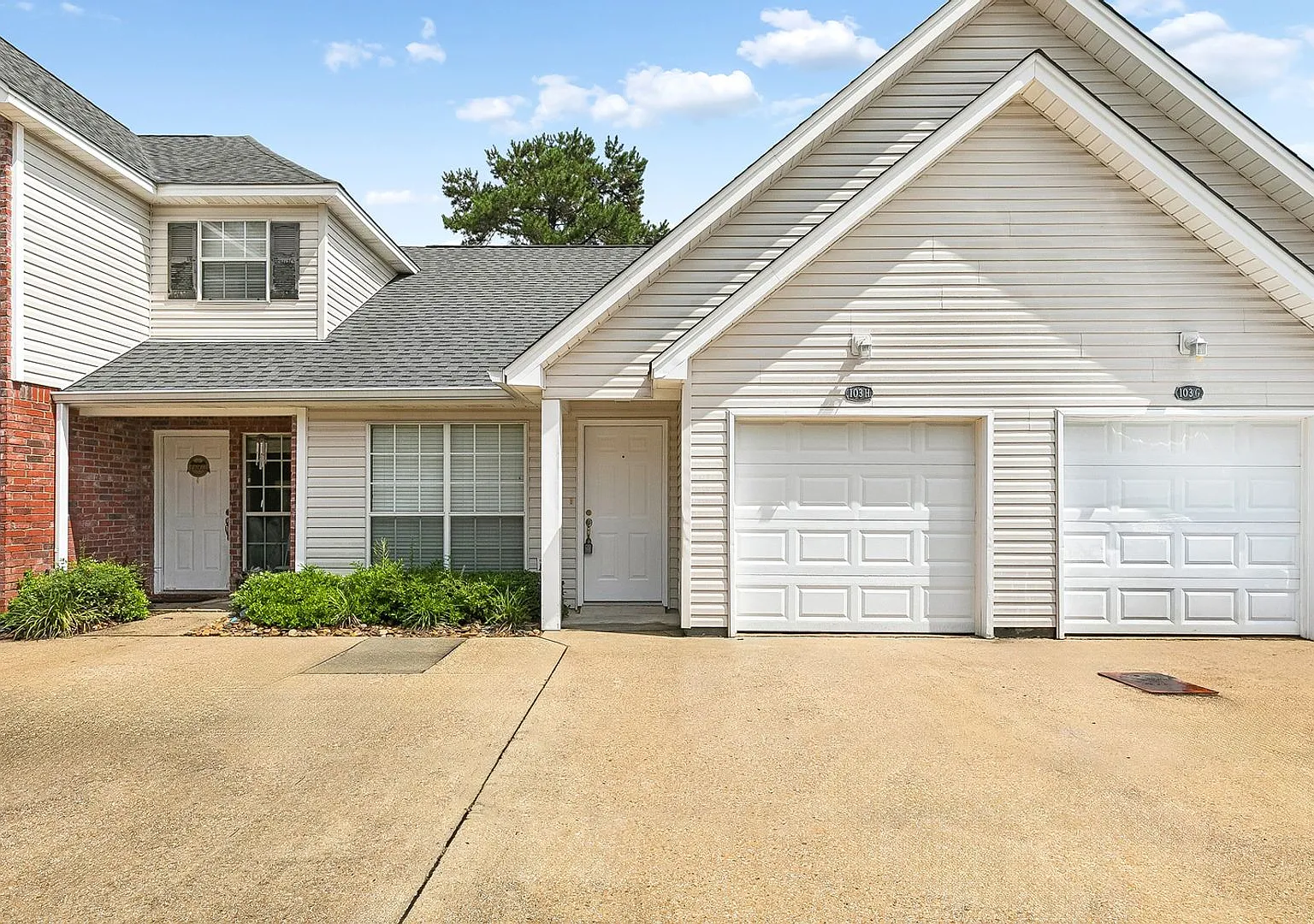 2BR/2BA Townhome Garage + Backyard Great Schools — Photo 2