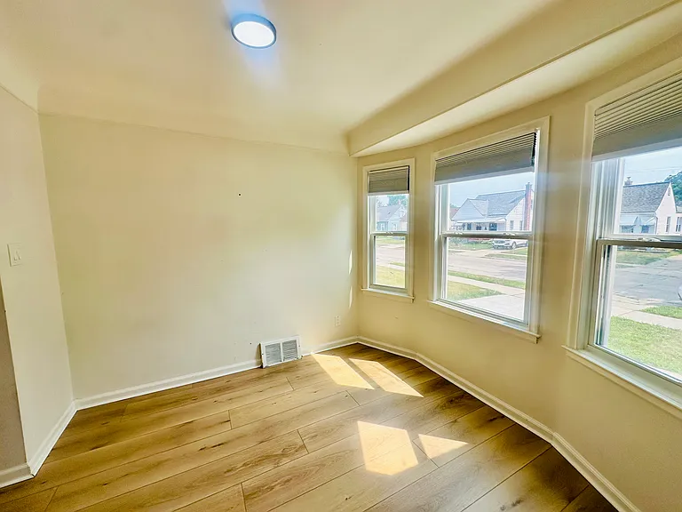 21801 Cushing Ave — Photo 4