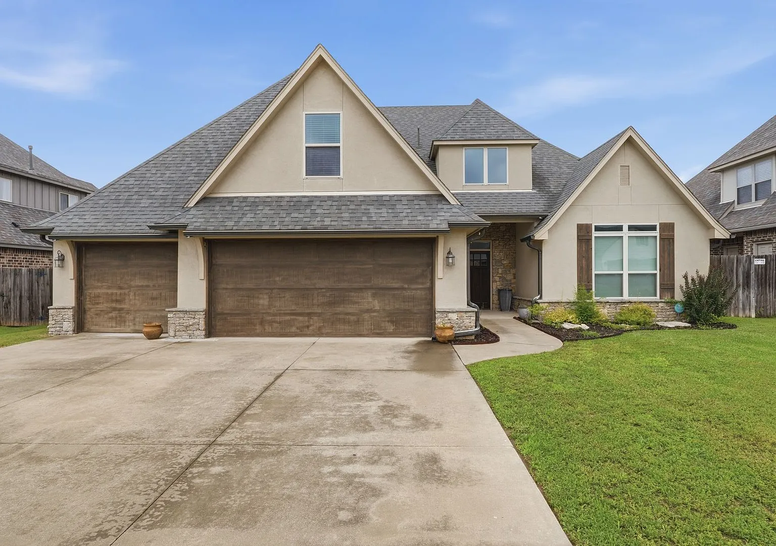 Executive Home In Highly Desired Yorktown Neighborhood. — Photo 4