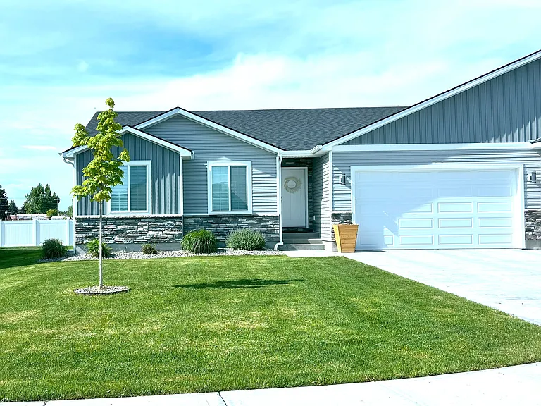 3285 E Kathaway Ln — Photo 1