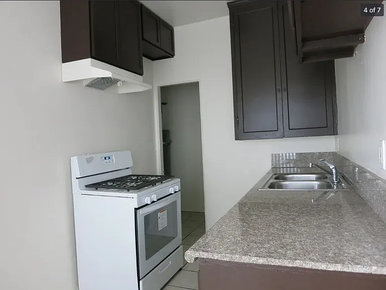 841 42nd Apartments — Photo 11