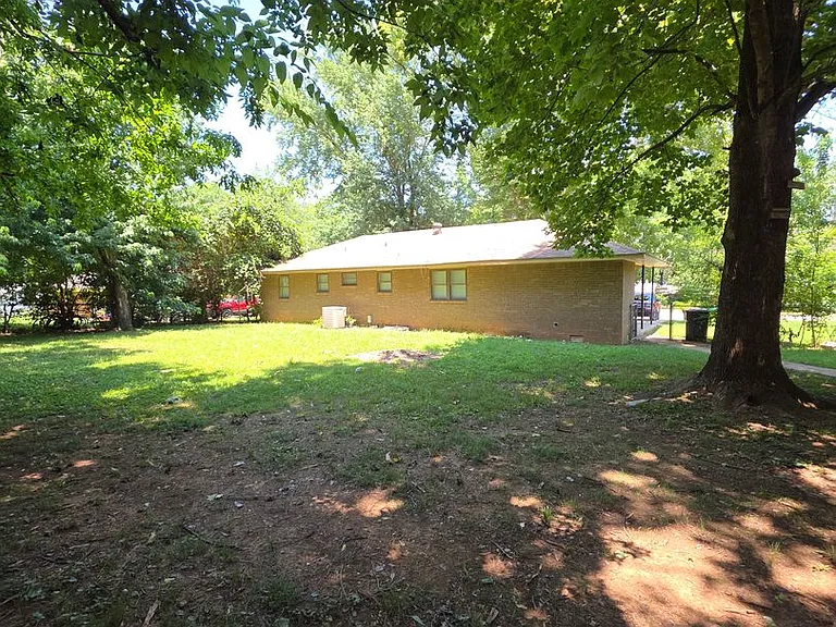 308 E Gum St — Photo 17