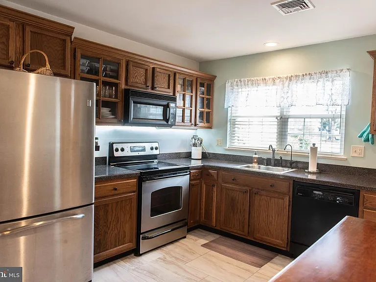 609 Cambridge Ct — Photo 6