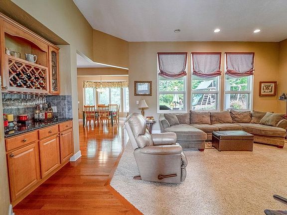 4th image of 957 Dante Dr