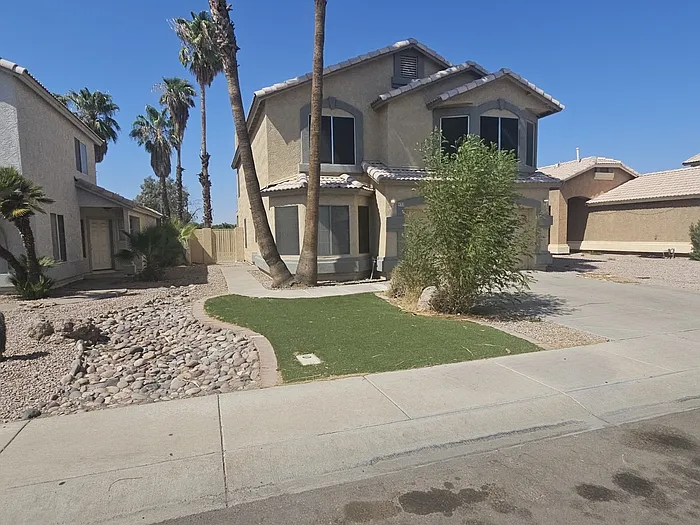 5 bed, 3.0 bath, 2215 sqft, $2,800 — Photo 2