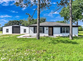 215 Little Dogie Rd, Wallis, TX 77485
