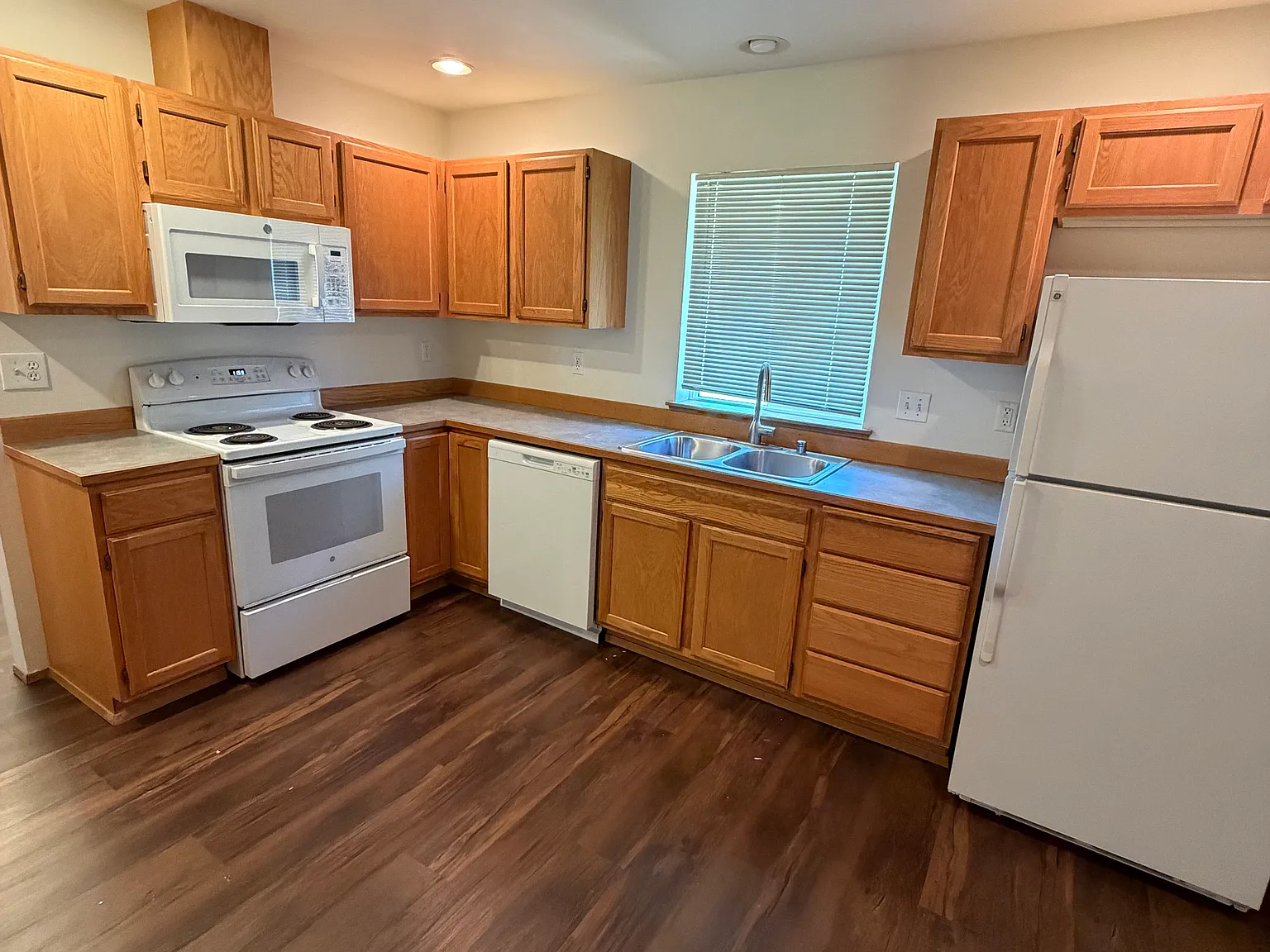 3 bed, 2.5 bath, 1422 sqft, $2,795 — Photo 2