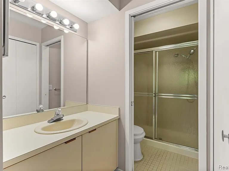 644 Ashley Cir — Photo 18