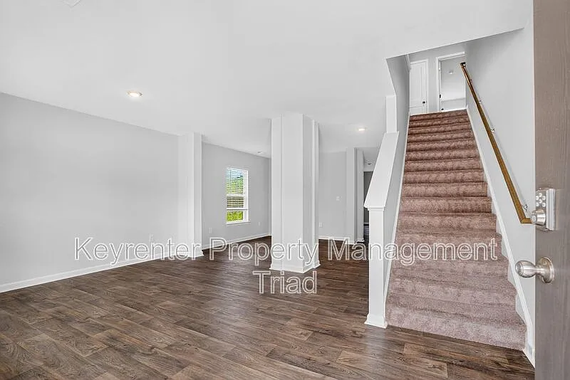4 bed, 2.0 bath, 2672 sqft, $2,300 — Photo 2