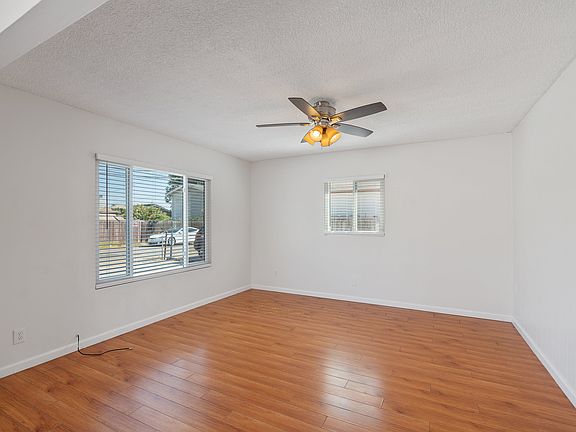 4th image of 3241 N Park Ln