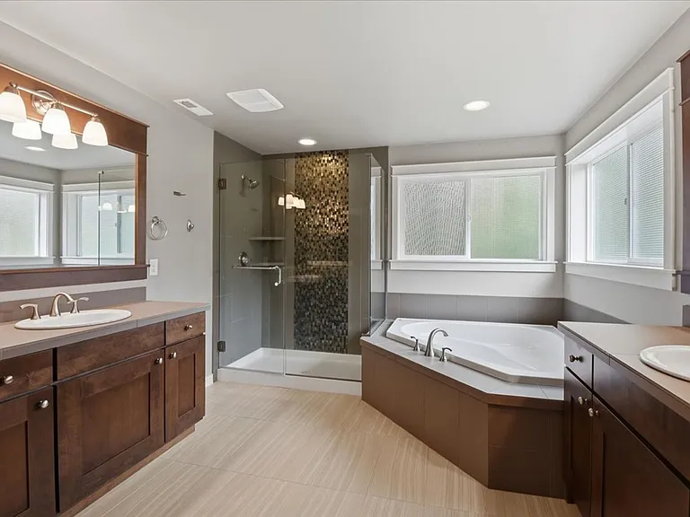 21384 NE 9th Pl — Photo 17