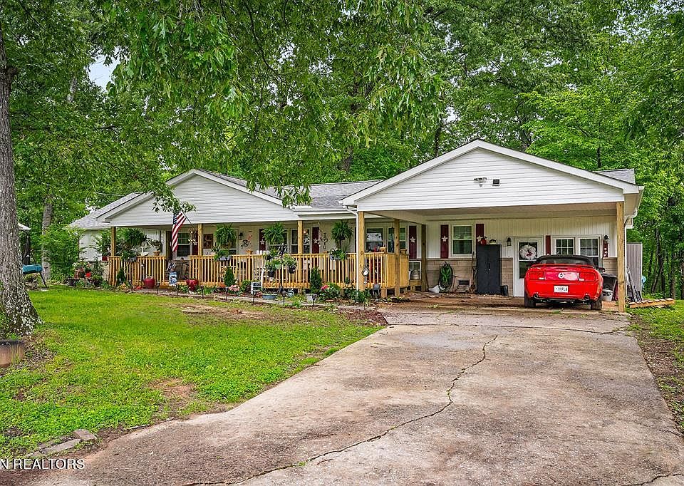 1st image of 687 Iris Dr