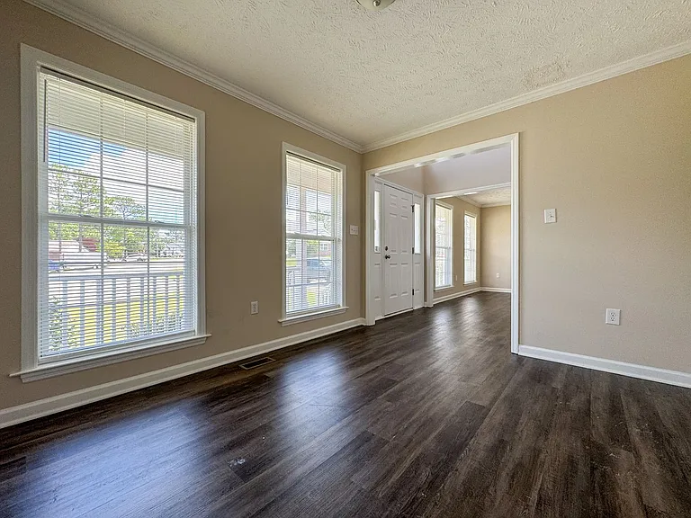 800 Connaly Dr — Photo 2