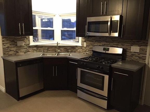4th image of 10939 Moorpark St