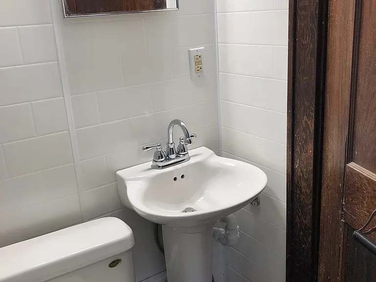 918 S 1st Ave — Photo 2