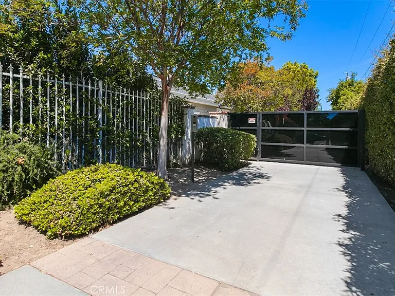 22841 Calvert St — Photo 3
