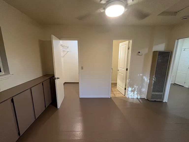 137 Pine Ave — Photo 2