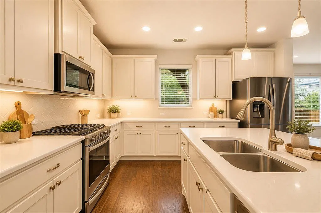 4 bed, 2.5 bath, 2411 sqft, $2,750 — Photo 4