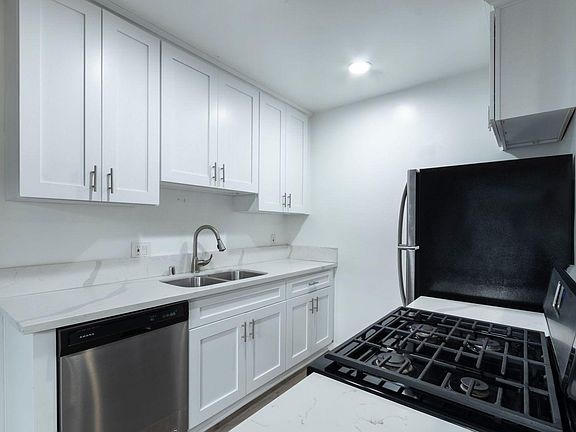 4th image of 926 4th Ave #17