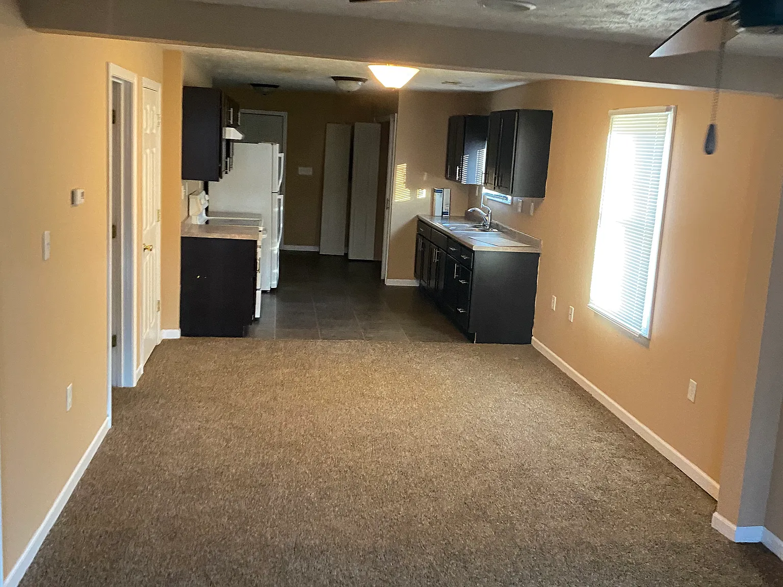 3 bed, 1000 sqft, $1,300 — Photo 2