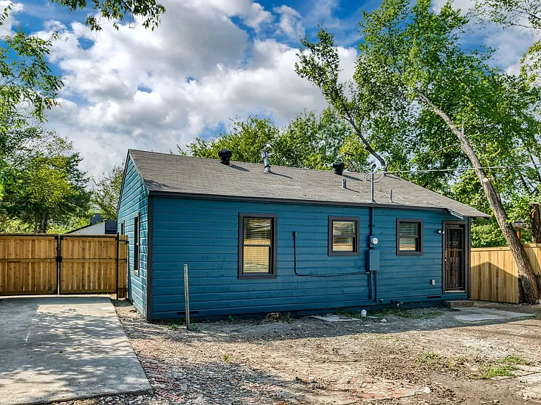 2610 Michigan Ave — Photo 17