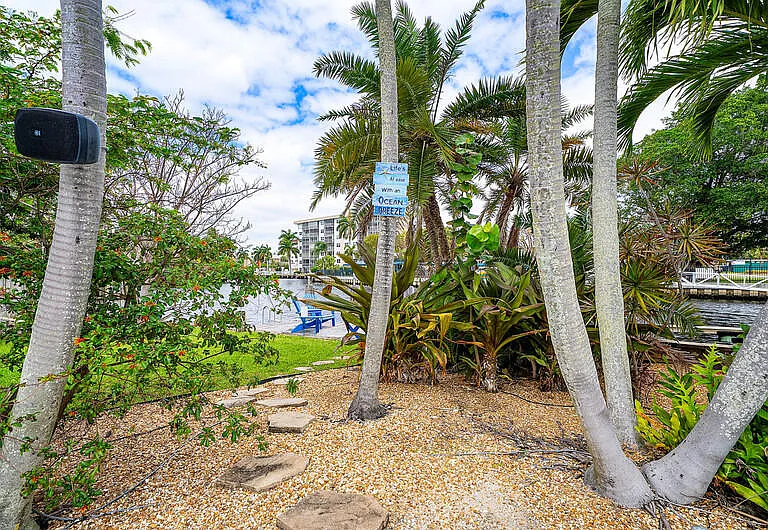 1733 Coral Gardens Dr — Photo 47