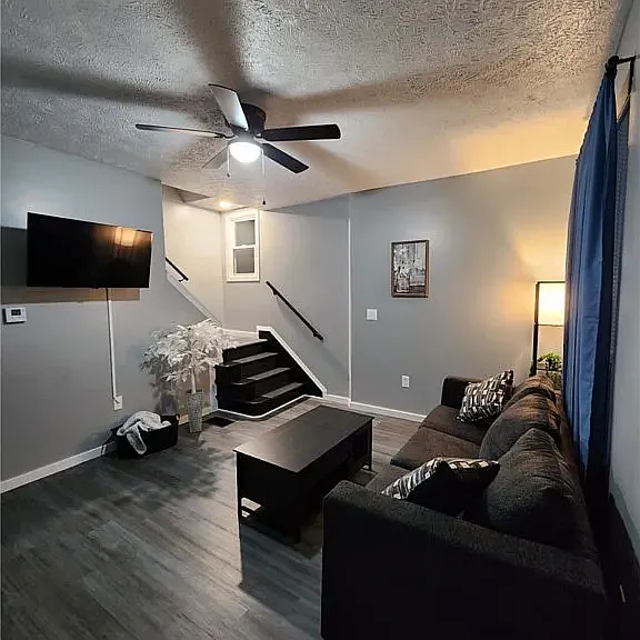 639 Bell St — Photo 2