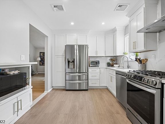 5th image of 11 Surrey Ln