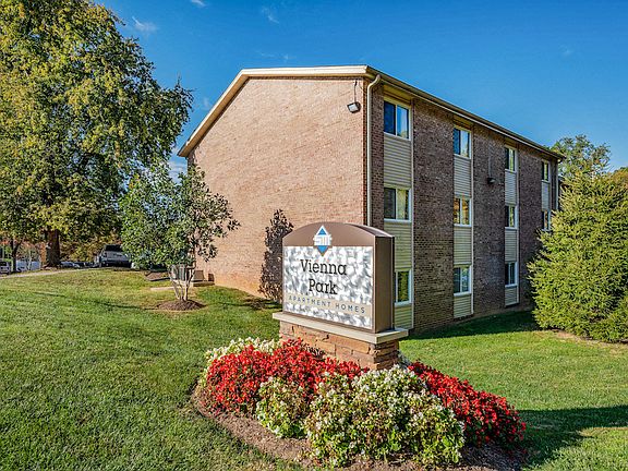 4th image of 212 Cedar Ln #1