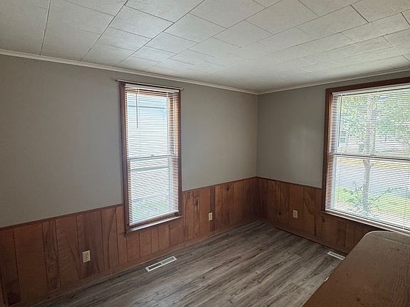 3rd image of 1004 E 10th St