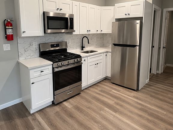 3rd image of 22 Seeley St Floor 1