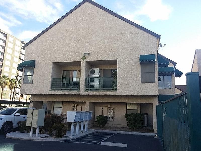 1st image of 450 Elm Dr #1