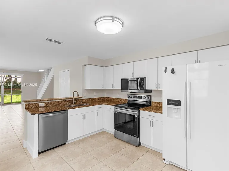 1081 Sorrento Dr #1081 — Photo 5