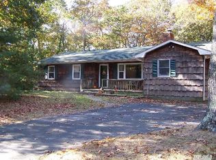 31 Eisenhower Dr, East Quogue, NY 11942