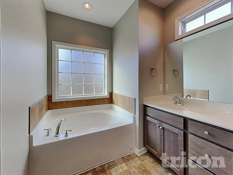 925 Beverly Ct — Photo 9
