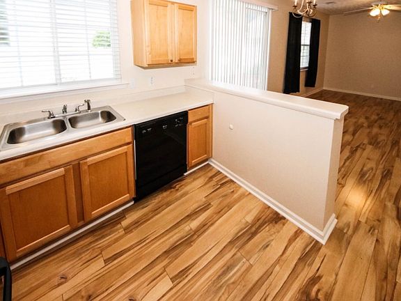 3rd image of 443 W Oaks Trl